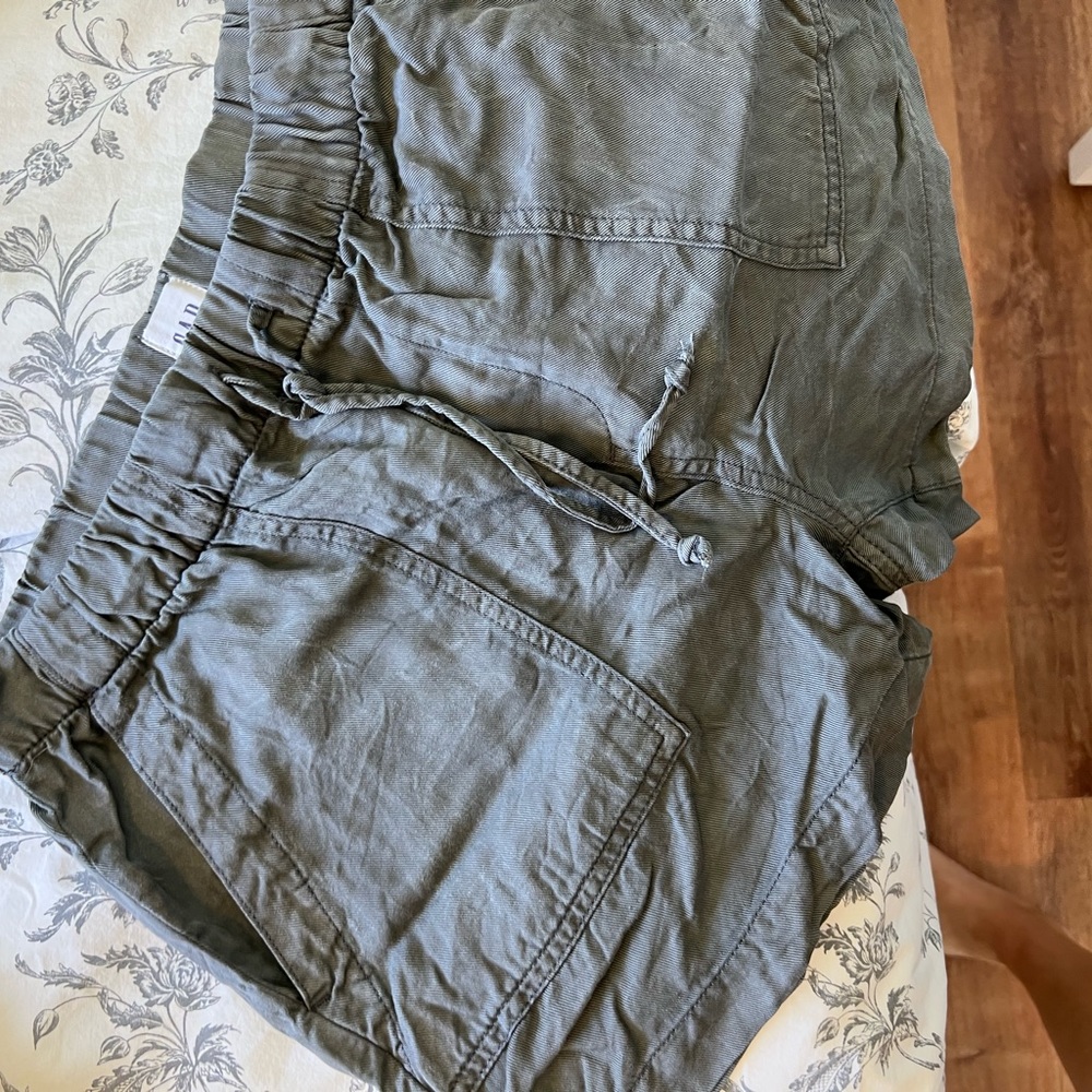 GAP- women’s M shorts. Never worn. Light linen like material